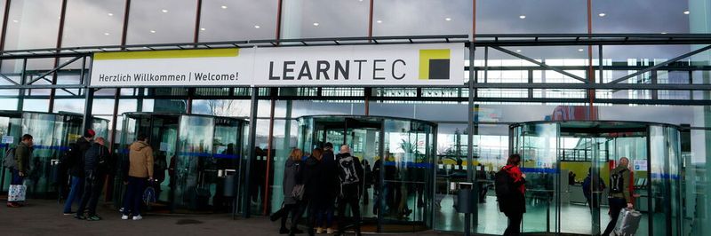 Vor dem Haupteingang zur LEARNTEC 2020 in Karlsruhe