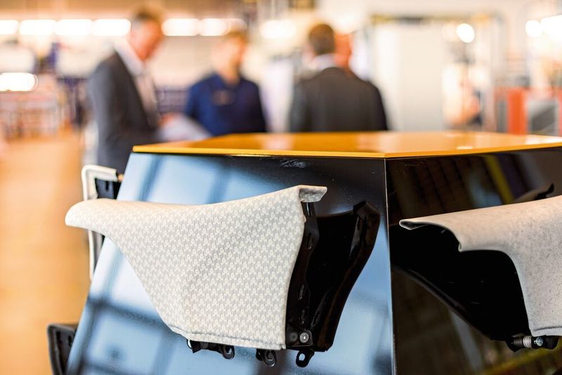 Werden Oberflächen in Beton-Optik der neue Trend im Fahrzeuginnenraum? Frimo und Continental forschen unter anderem daran.