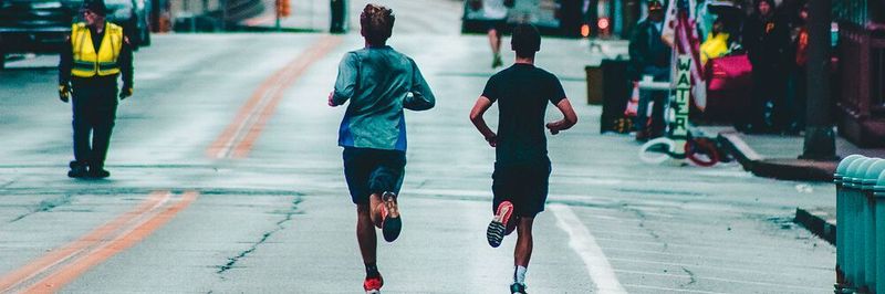 Olaf Mörk hat für Sie nachgerechnet: Jeder läuft 2020 locker anderthalb Marathons! Allerdings mit seinen Fingern und nicht mit den Füßen... Genaugenommen sind es circa 63 Kilometer, die wir mit unseren Fingern am Handy scrollend pro Jahr zurücklegen.