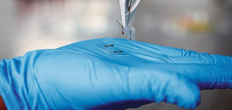 Aus einem Gemisch aus Indium- und Zinnoxid (ITO) haben Forscher ein dünnes und flexibles Touchscreen entwickelt.