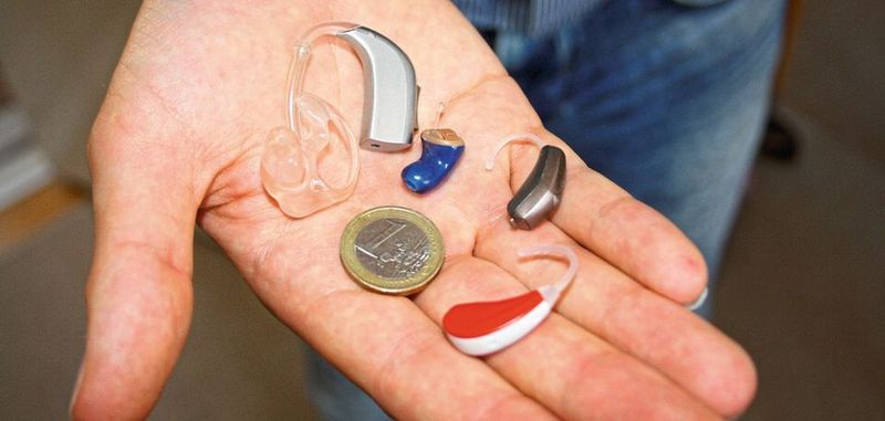 Bild 1: In vielen Wearables – zum Beispiel Hörgeräten – ist wenig Platz für eine Speichererweiterung. MCUs mit HyperBus-Unterstützung können eine Lösung sein.
