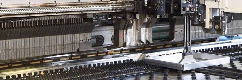 Bei dieser 18 Jahre alten Abkantmaschine erhält man nun nach dem Retrofitting eine Auswertung der Maschinendaten mit monatlicher Übersicht der produktiven Zeiten, der Ausfall- und Störungszeiten, der Nebentätigkeiten und Justagen sowie über die gesamte Einsatzzeit.