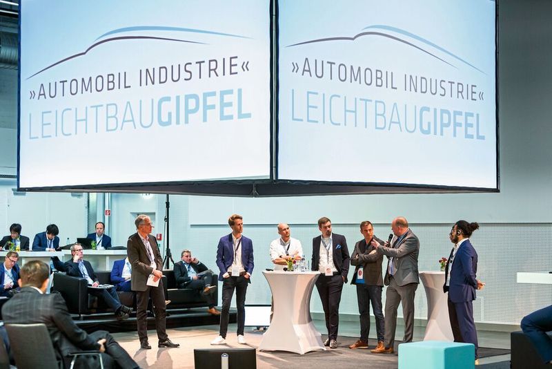 „The Cube“ ist die zentrale Arena für die Vorträge und Diskussionsrunden des »Automobil Industrie Leichtbau-Gipfel«.