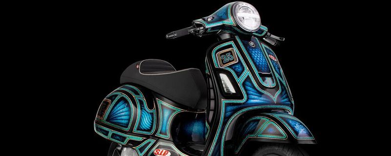 Fabrizio Caoduro von 70s Helmets hat den Job übernommen und heraus kam eine echte Custom-Showbike Lackierung.