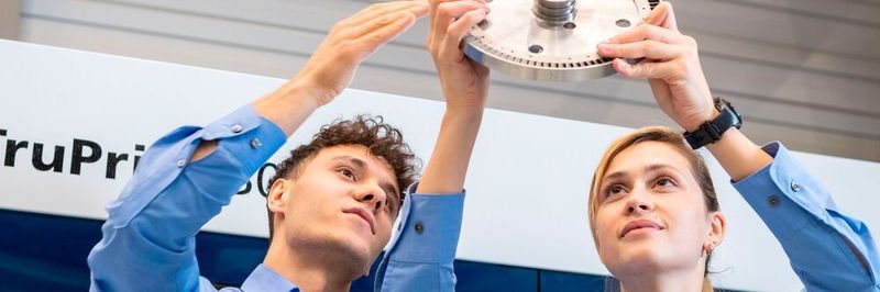 Schicht für Schicht hat ein Laserstrahl ein Metallpulver im 3D-Drucker aufgeschmolzen. Entstanden ist so ein Schaufelrad einer Dampflok.