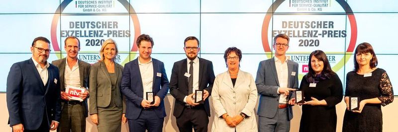 Dr. Johannes Stemmer (4.v.l.), Director Digital Transformation bei der Beumer Group, nahm den Preis in Berlin entgegen.