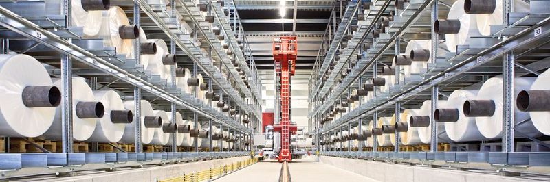 Falls Regalbediengeräte alleine nicht die gewünschte Leistung erbringen, werden in der Regel sowohl die Horizontal- als auch Vertikalachse des Lagersystems durch Quertransportwagen und Senkrechtförderer abgebildet.