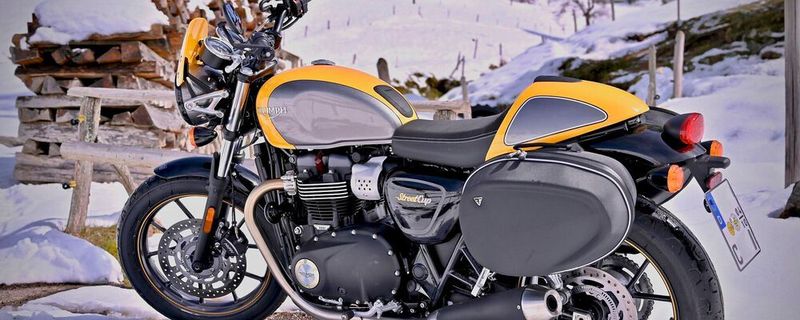 Wie ein Bild aus längst vergangenen Tagen? Ein äußerst motorradfreunldicher Wintermonat Januar beschert der Branche gute Geschäfte.