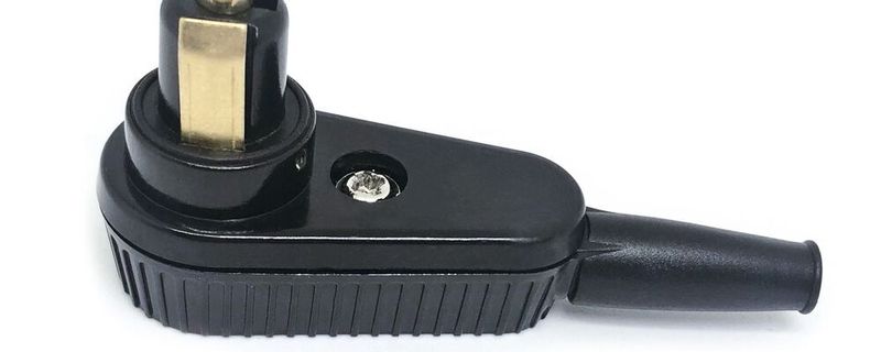 Der Stecker besitzt eine kompakte Winkel-Bauform und ist daher während der Fahrt nicht störend.