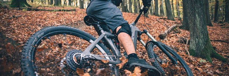 Die Rahmengeometrie mit abgestimmten Schwerpunkt ermöglicht dynamisches und aggressives Fahren im extremen Gelände.