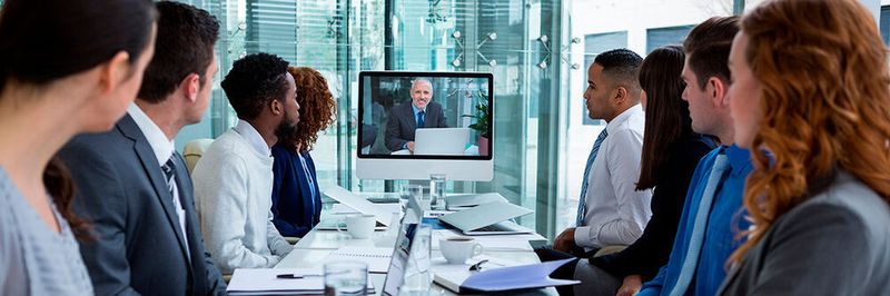 In einem Videokonferenzraum kommt es nicht nur auf die technische Ausstattung sondern auch auf bauliche Gegebenheiten und das Mobiliar an.