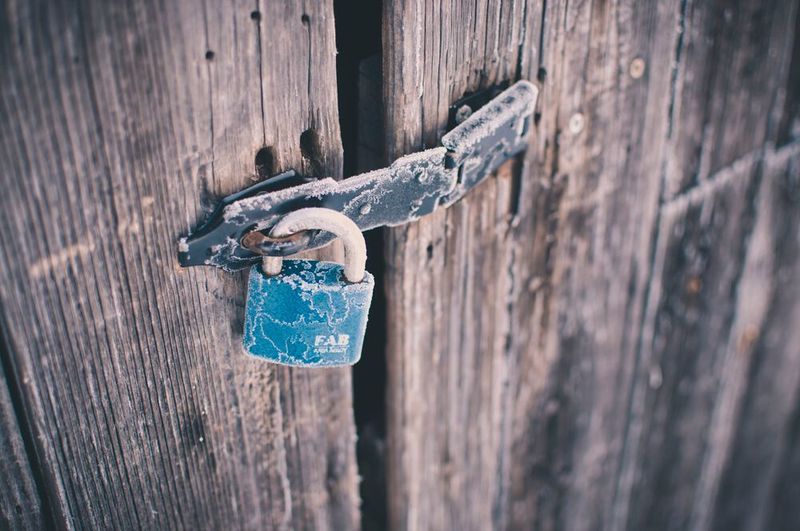Neben den Herausforderungen der IT-Security, müssen bei IIoT zusätzliche Security-Anforderungen erfüllt werden. Es müssen ganzheitliche Prozesse betrachtet werden.
