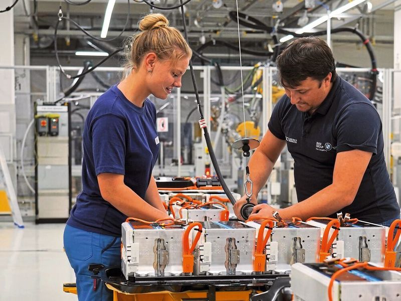 BMW fährt die Produktion in seinem Kompetenzzentrum für E-Antriebe in Dingolfing hoch und sucht dafür bis zu 2.000 Fachkräfte.