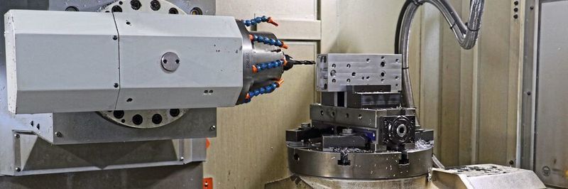 Präzise 5-Seiten-Bearbeitung: Die WMC 1100 B von Maschinen Wagner ermöglicht fünfachsige Zerspanung und gewährleistet die bei Wiedmann geforderte Genauigkeit von +- 0,01 mm.