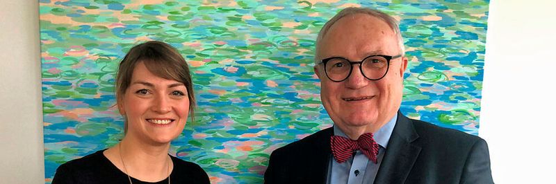 Die Bayerische Staatsministerin für Digitales, Judith Gerlach, und Bremens Finanzstaatsrat Henning Lühr freuen sich über die gelungene länderübergreifende Zusammenarbeit