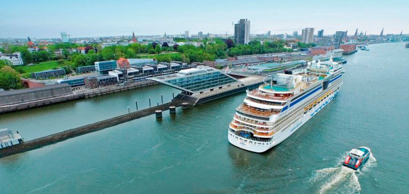 Auch während ihrer Liegezeit im Hafen verbrennen Schiffe Treibstoff, um Bord- oder Klimaanlagen zu betreiben.