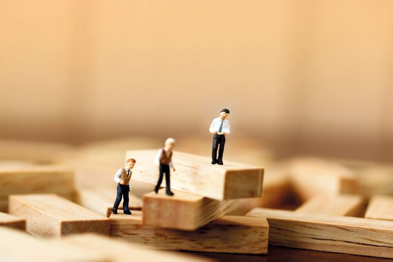 Wenn sich familienintern kein Unternehmensnachfolger findet, bieten sich grundsätzlich zwei Alternativen an: Entweder man gewinnt eine Führungskraft aus dem eigenen Unternehmen oder man sucht außerhalb des Unternehmen nach einem geeigneten Kandidaten.