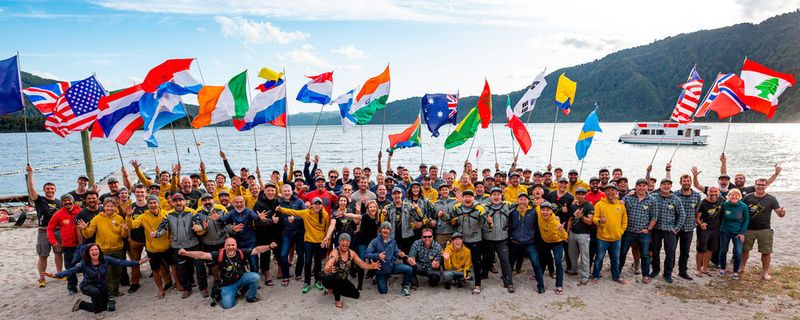 Alle Teilnehmer der BMW GS Trophy am neuseeländischen Pazifikstrand fiebern dem Event entgegen.