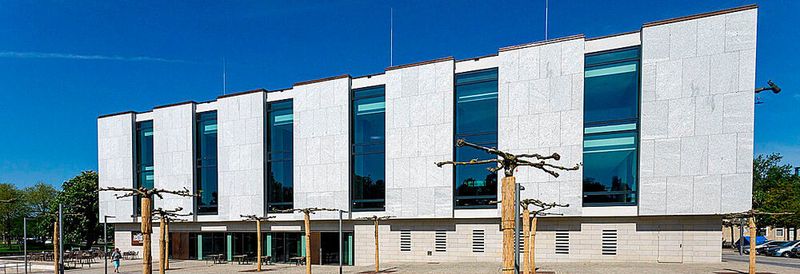 Die Niedersäschische Landesregierung – hier im Bild zu sehen eine Außenansicht des Niedersächsischen Landtag mit dem Plenarsaaltrakt am Platz der Göttinger Sieben – hat die Entwicklung einer Open-Data-Strategie beschlossen