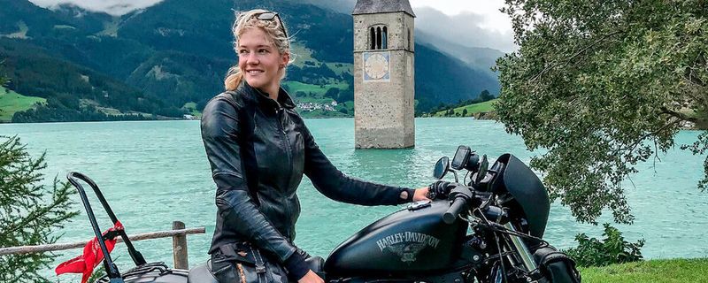 Die holländische Bikerin Angie auf Motorradtour im Vinschgau am Reschensee-Turm.