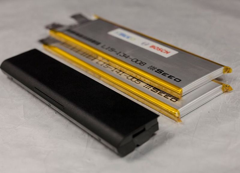Festkörperbatterie von Bosch im Vergleich zu einem Notebook-Akku (vorne).