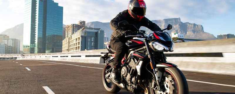 Die 2020er-Version der Street Triple R wirkt nun mit ihren LED-Doppelscheinwerfern aggressiver und wird damit dem Anspruch an einen Streetfighter noch besser gerecht.