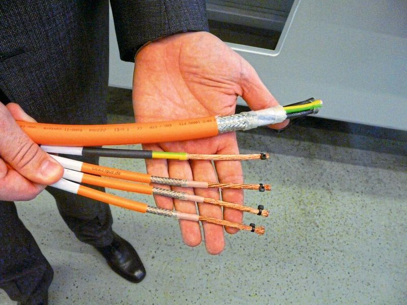Mehraderleitung (oben) oder Einzeladern (unten)? Für EMAG gibt es gute Gründe, auf Einzeladern zu setzen.