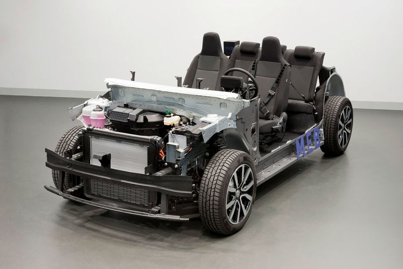 Leichtbau statt Batteriezellen: Beim MEB nutzt Volkswagen leichtere Materialien. Bezogen auf Karosserie und Batteriegehäuse ist in der Plattform deutlich mehr Aluminium verbaut als in Wettbewerbsfahrzeugen.