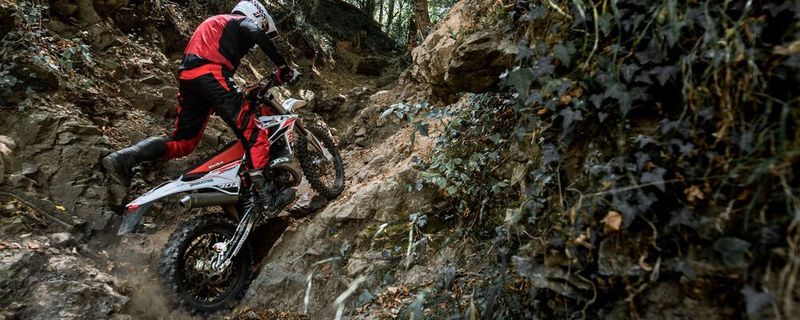 Der Battlecross E50 Extreme wurde für anspruchsvolle Enduro-Wettbewerbe entwickelt, bei denen schwierigstes Gelände befahren wird