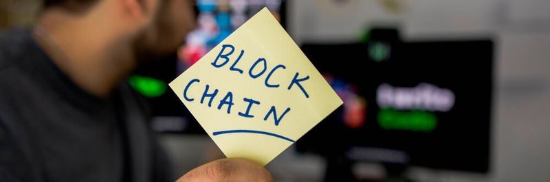 Weil in der Blockchain Daten nicht gelöscht, galt diese bislang als nicht vereinbar mit der DSGVO. So sieht Art. 17 ein "Recht auf Vergessenwerden", d.h. auf die Löschung personenbezogener Daten, vor. Bei Kundendaten ein Problem!