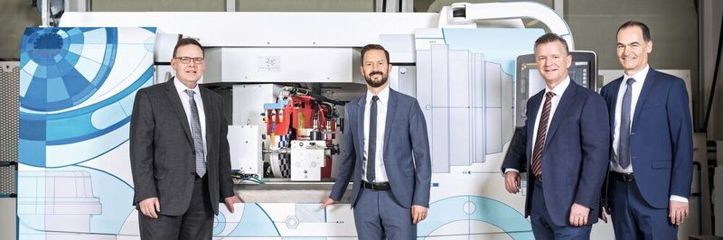 Fritz Studer AG Geschäftsleitung (vlnr.): Stephan Stoll, Sandro Bottazzo, Daniel Huber und Jens Bleher vor der S31.