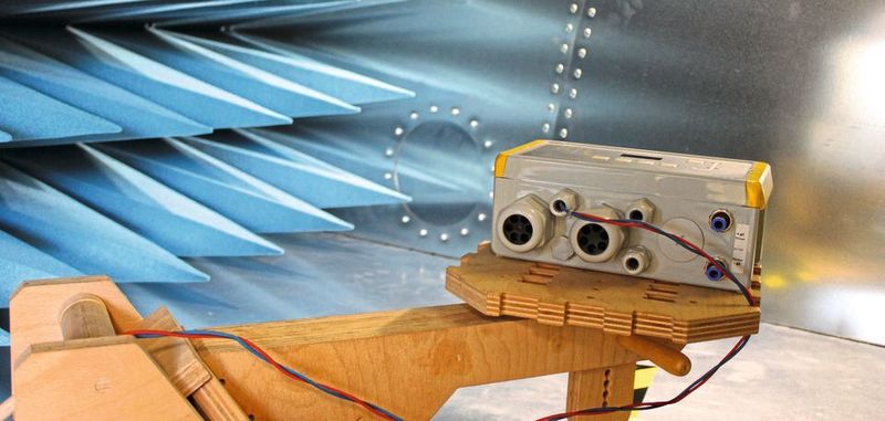 Ein Prüfling wird in der GTEM-Zelle auf seine EMV-Störfestigkeit getestet.