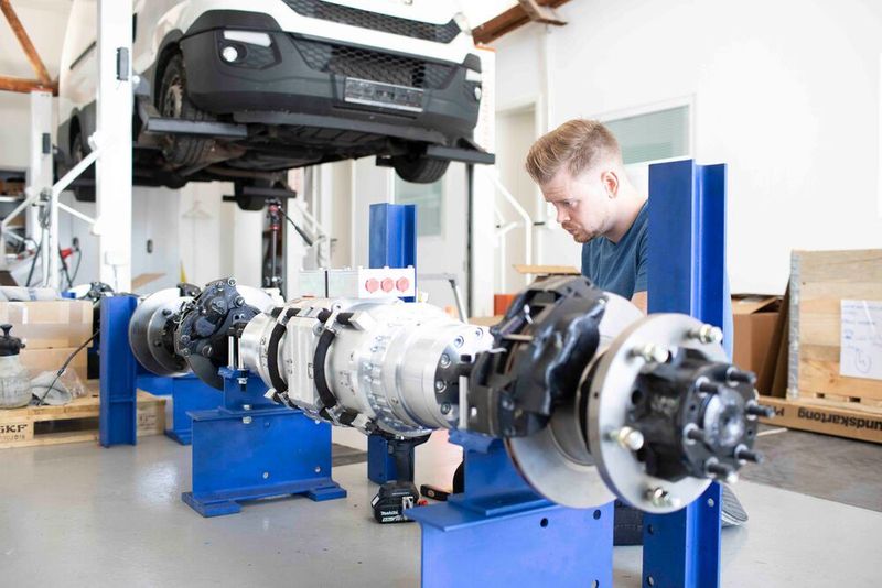 Die Erstplatzierten Dipl.-Ingenieure Rainer & Oliver Puls hat einen Elektromotor für Nutzfahrzeuge entwickelt, der durch leichtbau 80 % leichter ist als herkömmliche Antriebe mit gleicher Leistung.