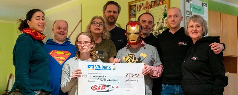Von links nach rechts: Gemeinschafts- / Einrichtungsleitung Bianca Berger, BewohnerInnen Stefan Buchner und Antigona Casagrande, SIP-MitarbeiterInnen Gertraud Kawohl, Jesco Schmidt, Bewohner der Arche, SIP-MitarbeiterInnen Christoph Pflügler, Christian Kastner und Angelika Reiner.