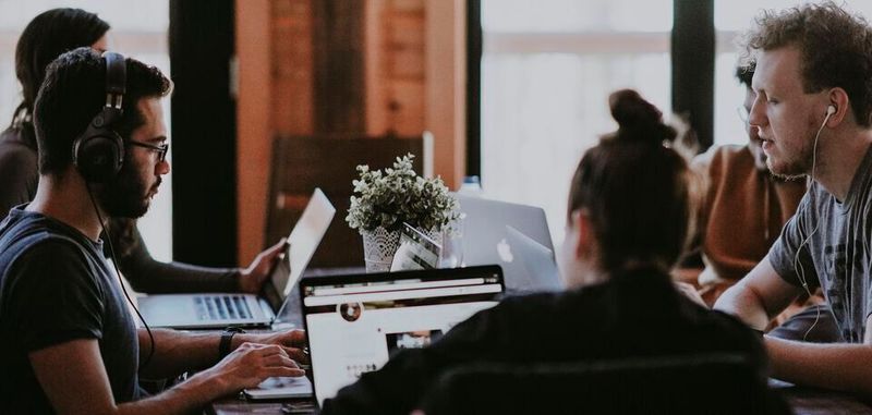 Zufrieden mit der Arbeit: 81 Prozent der Angestellten in Deutschland sind (sehr) glücklich, in den USA sind es allerdings ganze 93 Prozent.