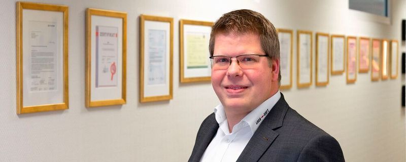 Christoph Riedel, Projektverantwortlicher für die BMW Motorrad Zertifizierung freut sich über die offizielle Bestätigung.