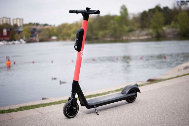 Der Mobilitäts-Dienstleister Voi will mit einer E-Scooter-Schule zur Sicherheit in der Mikormobilität beitragen.