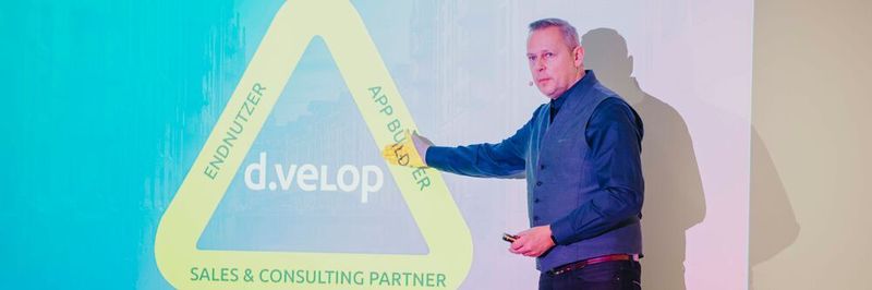 D.velop-Vorstand Mario Dönnebrink erläutert in seiner Keynote die strategischen Weichenstellungen des Unternehmens.