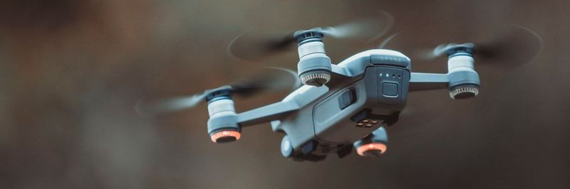 Einen besonderen Schwerpunkt setzt omlox auf die Vernetzung der Fabrik als Herzstück der Lieferkette. Unter anderem soll der Ortungsstandard den Einsatz von Drohnen vereinfachen.