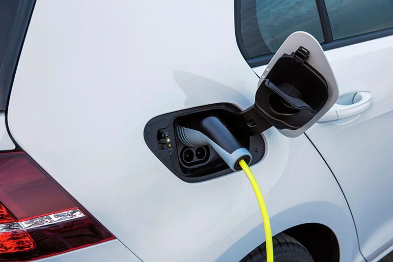 Für E-Auto-Käufer gibt es ab heute deutlich mehr Geld vom Staat. Brüssel hat die erhöhte Kaufprämie abgesegnet.