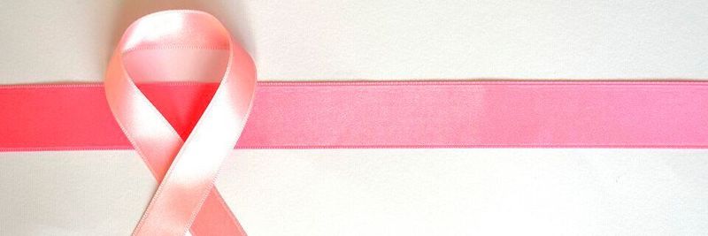 An Brustkrebs können nicht nur Frauen erkranken. So bekommen jedes Jahr in Deutschland zwischen 600 und 700 Männer diese Diagnose gestellt, vor allem in fortgeschrittenem Alter. Die Barmer rät daher auch Männern, auf Alarmsignale in der Brust zu achten.