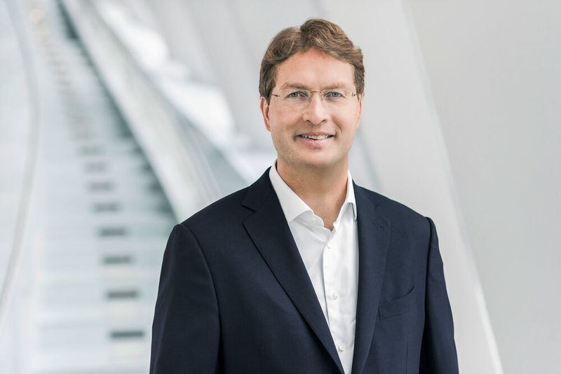 „Die Transformation der Autoindustrie ist eine gute Chance, unser erfolgreiches Geschäftsmodell weiterzuentwickeln. Deswegen stellen wir Abläufe und Führungsstrukturen für die Zukunft auf“, sagte Ola Källenius, Vorsitzender des Vorstands der Daimler AG und Mercedes-Benz AG.