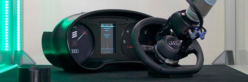 Ericsson und Audi demonstrieren einen 5G-Einsatz in der Automobilproduktion: Ein industrieller Roboter baut ein Airbag-Modul in das Lenkrad ein.