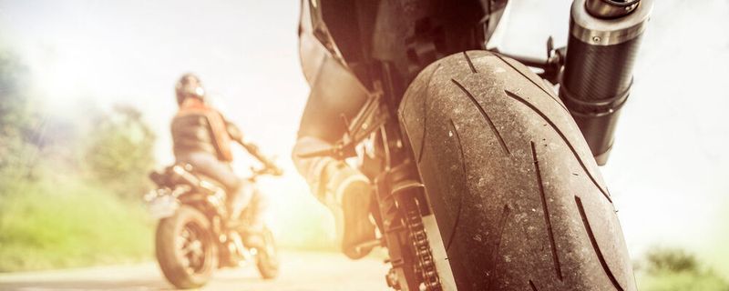 Mit ausgefeiltem Crash-Algorithmus und mehr Sensorik will Bosch bei Motorradunfällen automatisch die Rettungskette in Gang setzen.