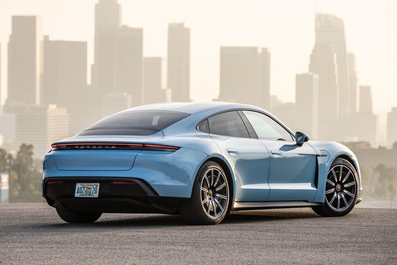 Porsche Taycan 4S.