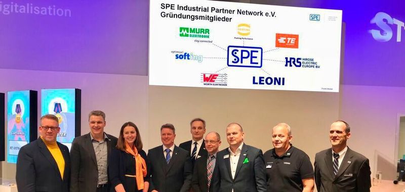 Unternehmensvertreter der Gründungsmitglieder von Harting, TE Connectivity, Hirose, Würth Elektronik, Leoni, Murrelektronik sowie Softing IT Networks gaben auf der SPS 2019 die Gründung des „Single Pair Ethernet - Industrial Partner Network“ bekannt.