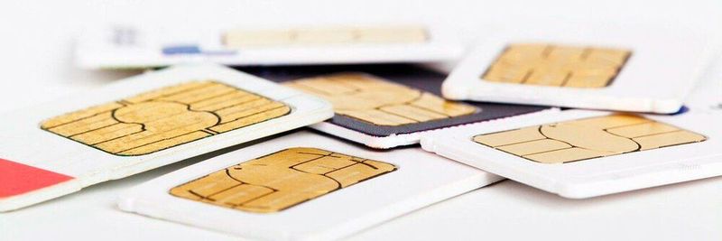 In IoT-Geräten kommen heute eSIMs zum Einsatz. Im Bild herkömmliche SIM-Karten.