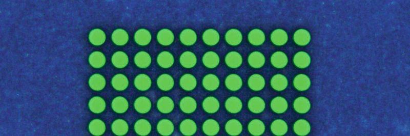 Mit dem Femtolaser sind die unterschiedlichsten Lochgeometrien realisierbar. Messtechnisch sind die sauberen Lochkanten nachweisbar. Die Symmetrien sind sehr präzise und die Wiederholgenauigkeit sehr hoch. Hier auf dem Bild: Runde Löcher mit Durchmesser 30um in Si3N4 Material.