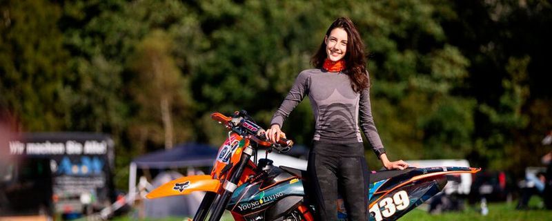 Nina lernt Motorradmechanikerin bei KTM und glänzt als Supermotofahrerin.