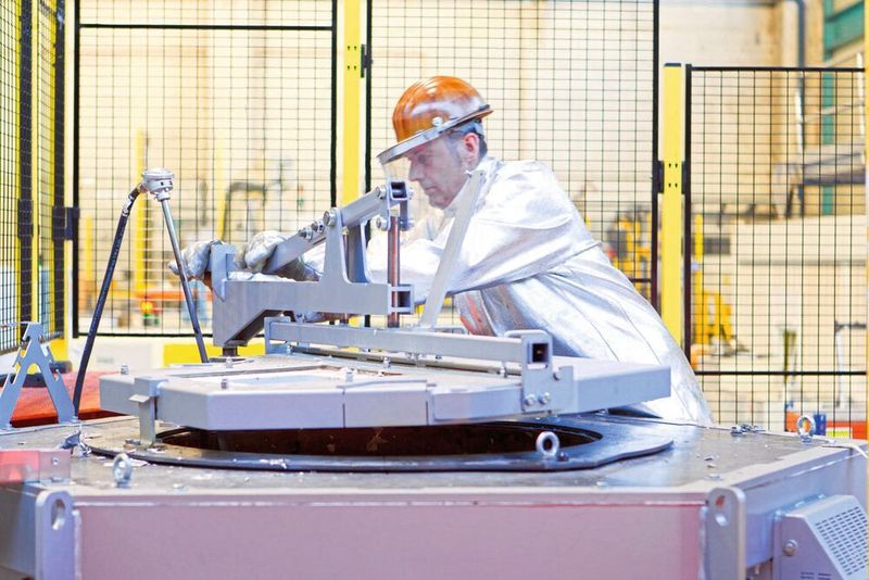 Ein Mitarbeiter füllt Rohmaterial nach. Auch mit dem Einsatz von Sekundärmaterial lassen sich mittels Rheocasting hochqualitative Gussbauteile herstellen.